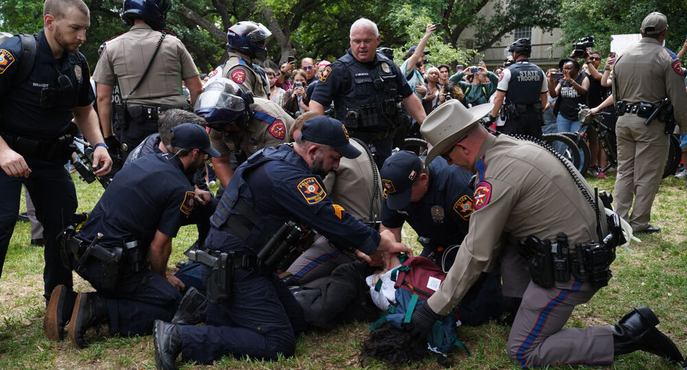 Policía de EEUU arresta a 97 estudiantes de las universidades de Virginia y Texas