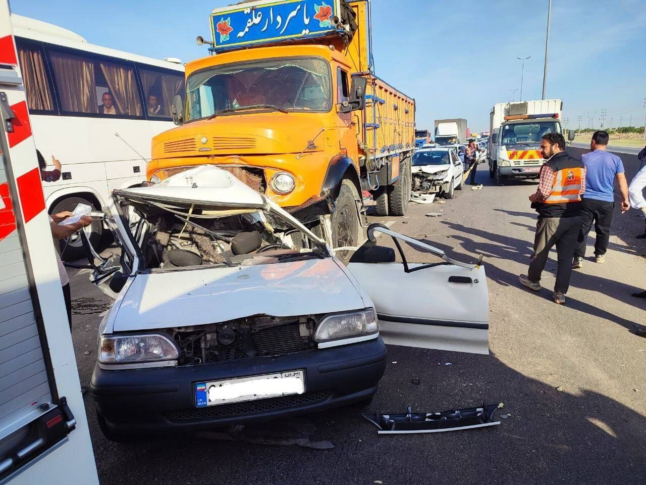 تصادف خونین پراید با کامیون در اصفهان