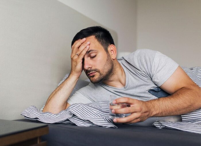 Anidən aşağı təzyiq (hipotoniya) baş dönməsi, bayılma, zəiflik hissi, üzvlərdə uyuşma və ya keylənmə, və ürəkbulandırma kimi əlamətlərə səbəb ola bilər.