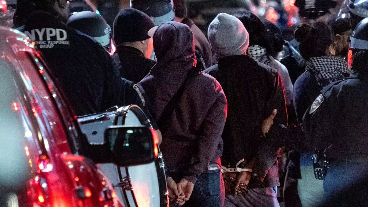 تعليق بيش از 65 دانشجوي دانشگاه كلمبيا به دليل شركت در تظاهرات حامي فلسطين تعليق بيش از 65 دانشجوي دانشگاه كلمبيا به دليل شركت در تظاهرات حامي فلسطين