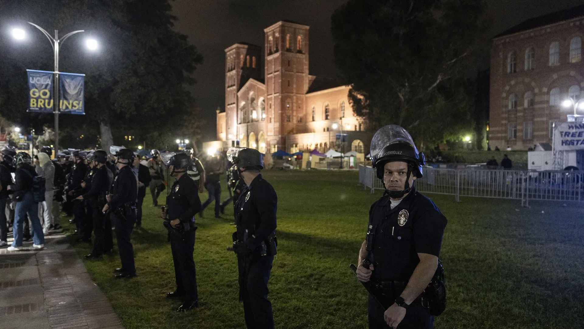 پلیس لس‌آنجلس با تمام قوا خود را برای سرکوب دانشجویان آماده کرد