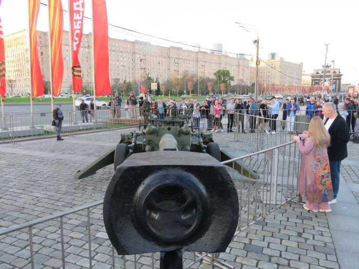 فیلم/ عکس سلفی با تانک آمریکایی در مسکو