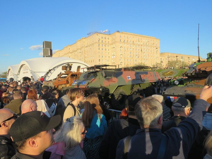 فیلم/ عکس سلفی با تانک آمریکایی در مسکو