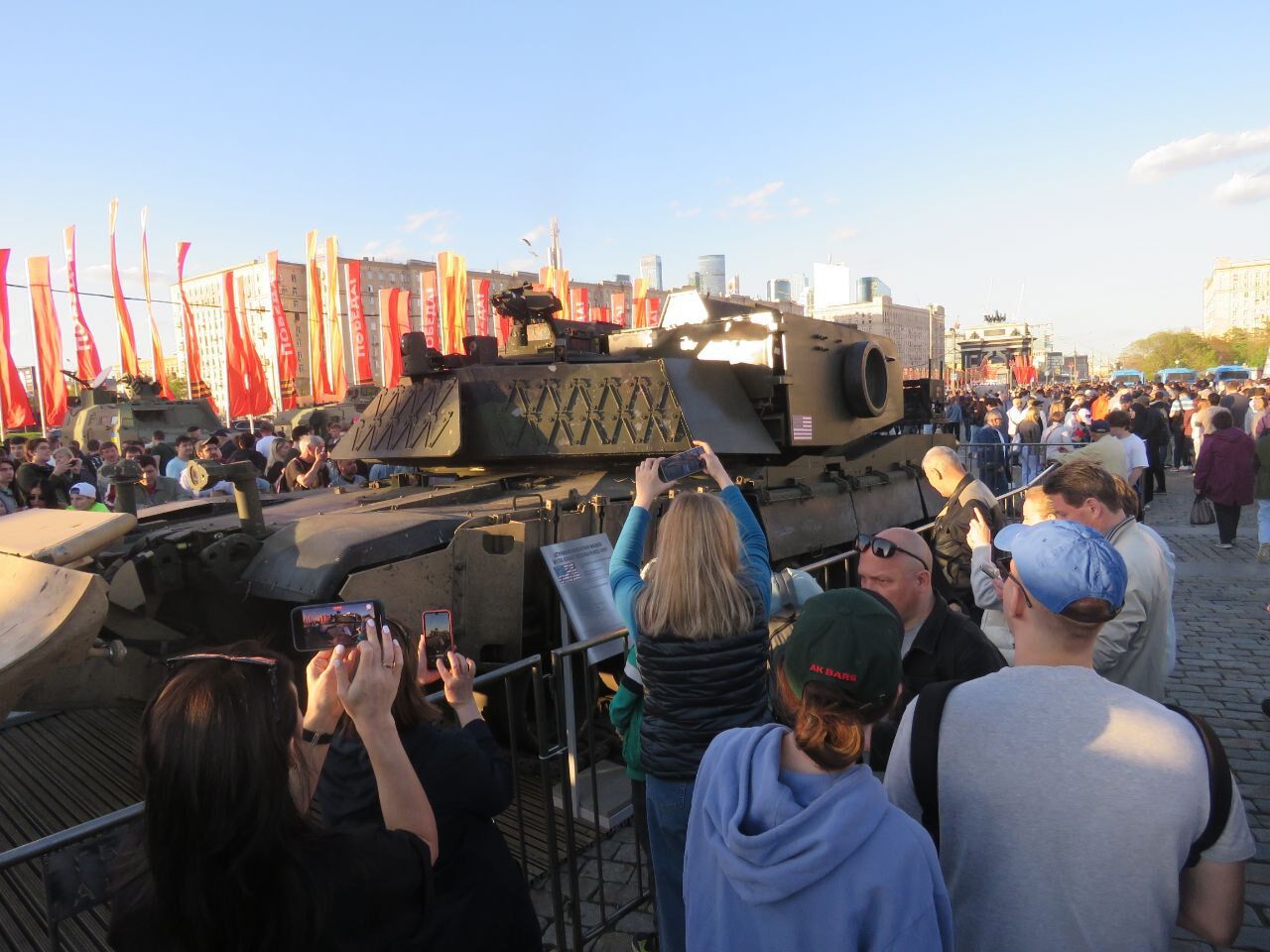 Moskvada Ukraynadakı hərbi əməliyyatlardan Rusiya tərəfindən qənimət götürülmüş silahların sərgisi