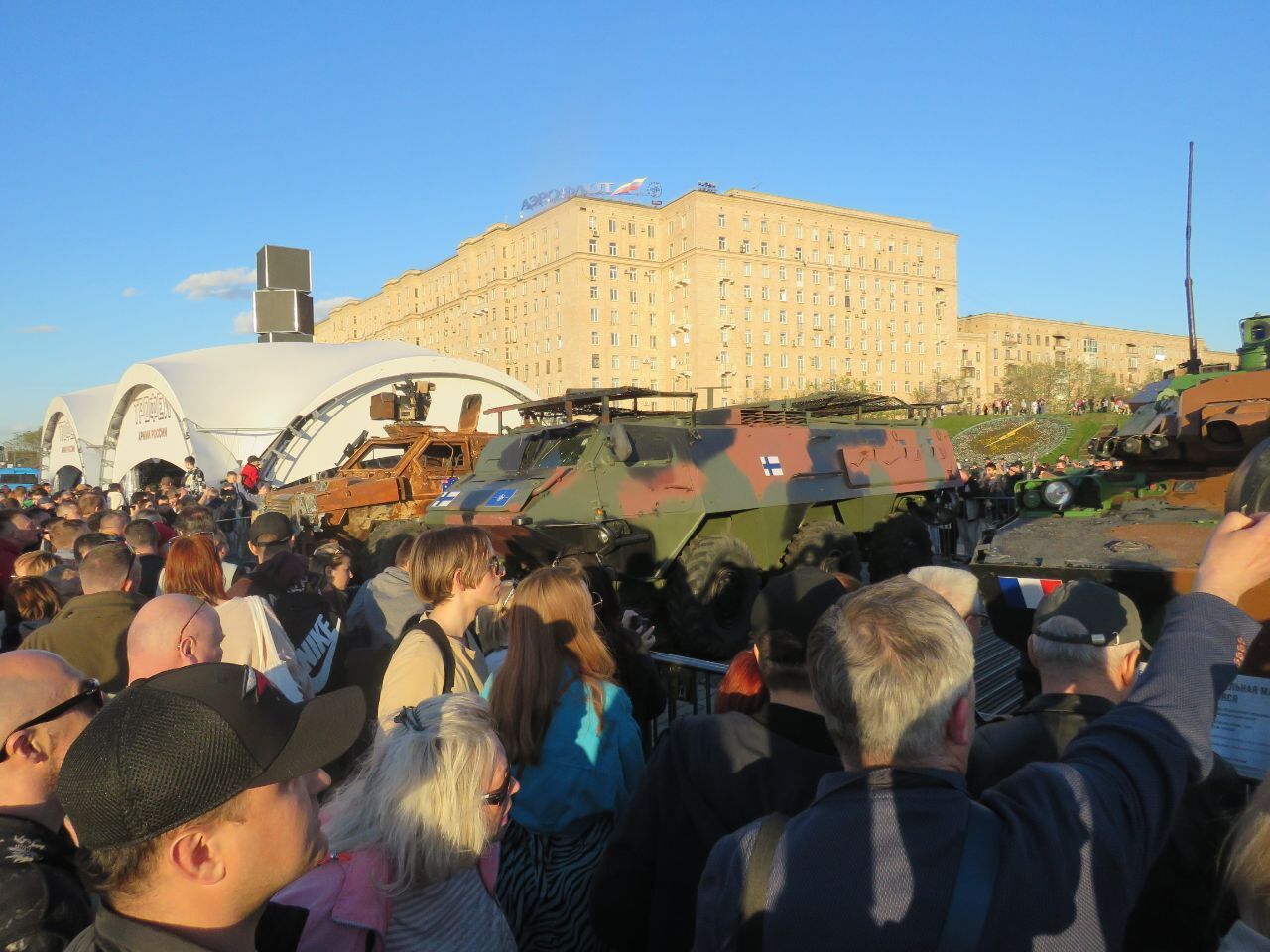 Moskvada Ukraynadakı hərbi əməliyyatlardan Rusiya tərəfindən qənimət götürülmüş silahların sərgisi