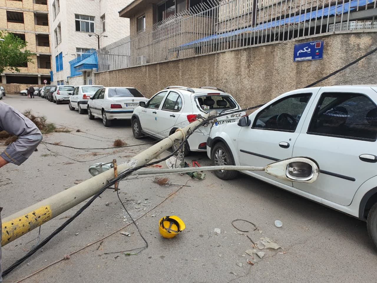 سقوط تیر برق برروی ۲ دستگاه خودرو در قزوین