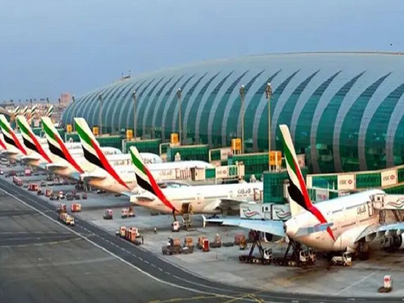 لغو ۱۳ پرواز فرودگاه امارات به علت شرایط نامساعد جوی