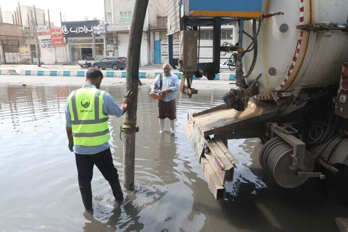 ایستگاه‌های پمپاژ فاضلاب اهواز با تمام ظرفیت در حال تخلیه آب‌ باران هستند