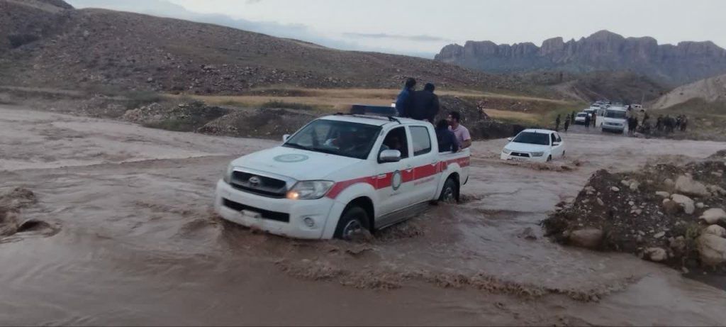 گردشگران در راه مانده منطقه شیرز کوهدشت  لرستان امداد رسانی شدند