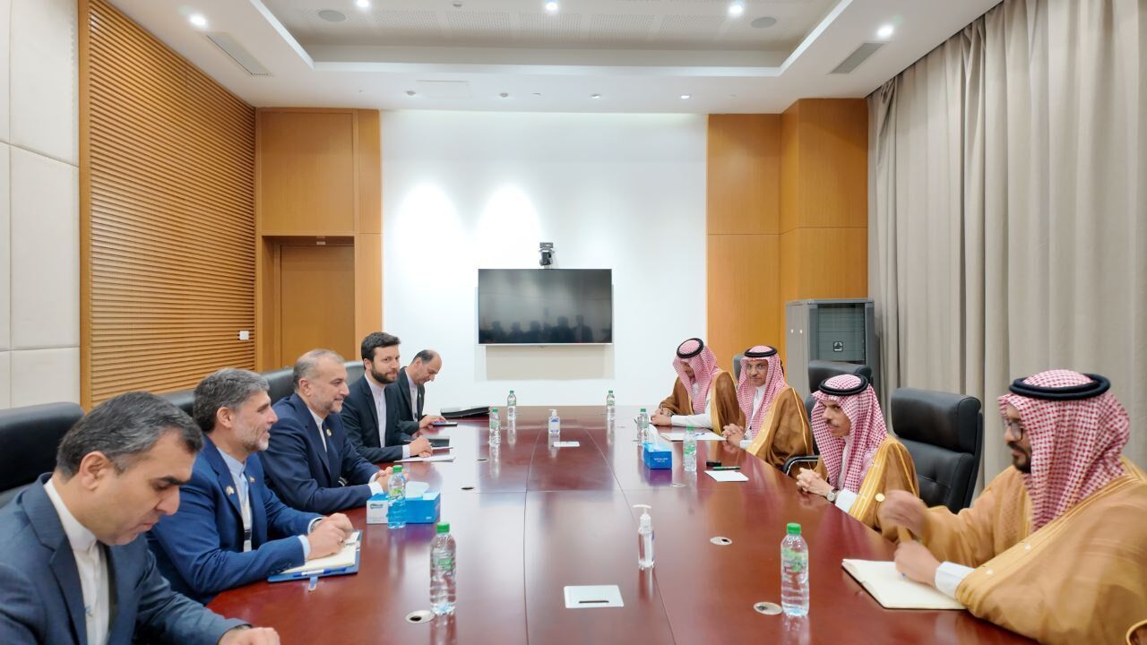 Министры иностранных дел Ирана и Саудовской Аравии провели встречу