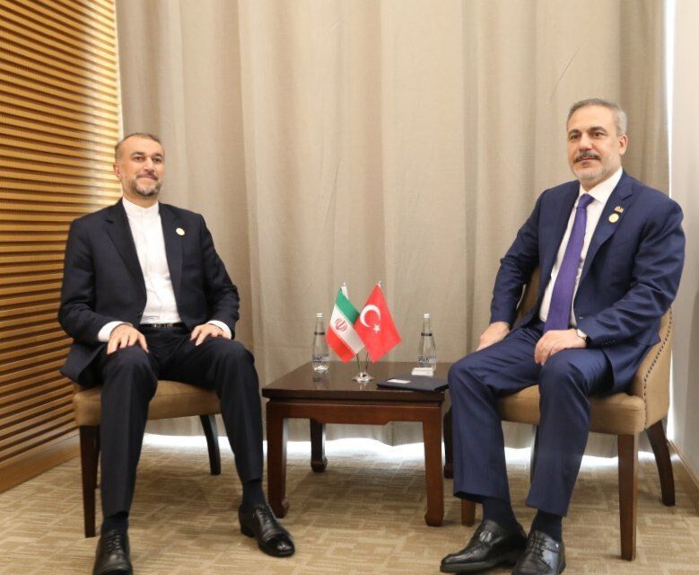Iranian, Turkish FMs meet on sidelines of OIC summit