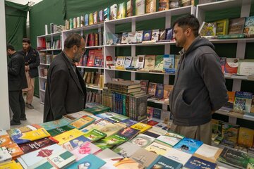 بازدید معاون سفارت ایران از  نمایشگاه قرآن