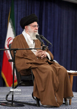 El Líder de la Revolución recibe a las autoridades iraníes responsables del Hach
