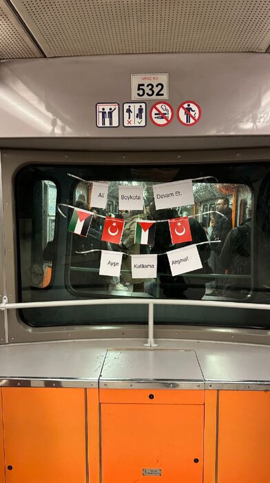 İstanbul halkı, Hamas'ı terörist olarak nitelendiren İstanbul Belediye Başkanı'nı protesto etti