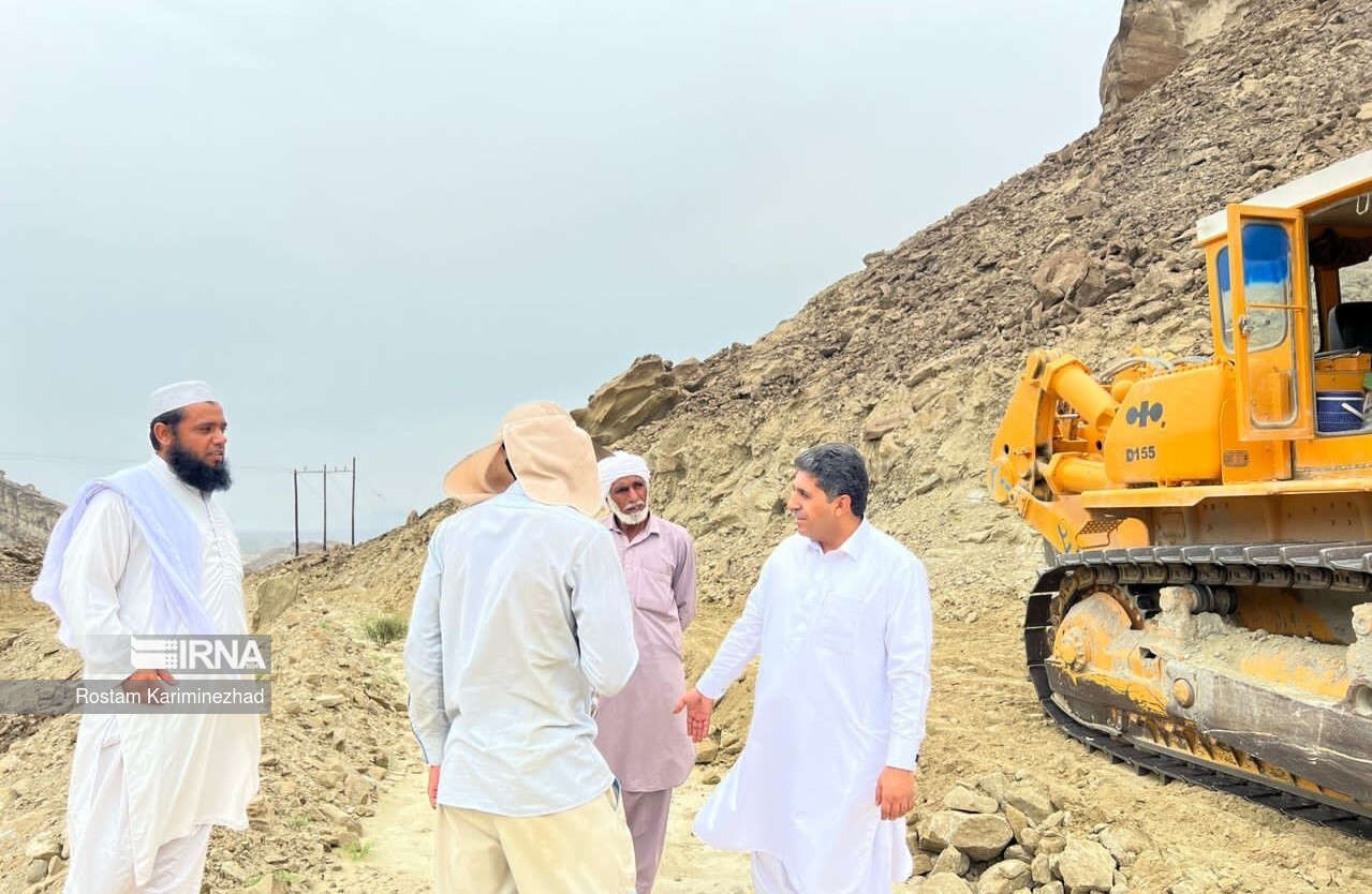 بازگشایی جاده ارتباطی روستای گو - هنزم در نیکشهر؛ لزوم آسفالت ۷۰۰ راه خاکی