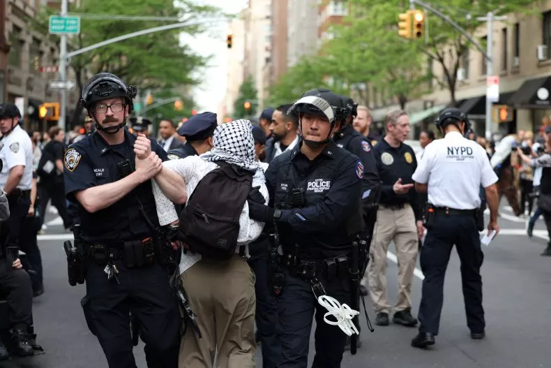 دانشگاه ام‌ای‌تی صحنه رویارویی پلیس و دانشجویان؛ فریاد حامیان فلسطین در آیین مُد نیویورک