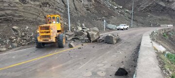 احتمال سقوط سنگ در جاده کرج - چالوس / مسافران در حاشیه جاده توقف نکنند