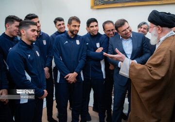 El Líder de la Revolución recibe a los miembros de la selección nacional de fútbol sala de Irán