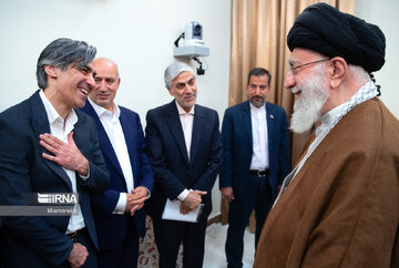 El Líder de la Revolución recibe a los miembros de la selección nacional de fútbol sala de Irán