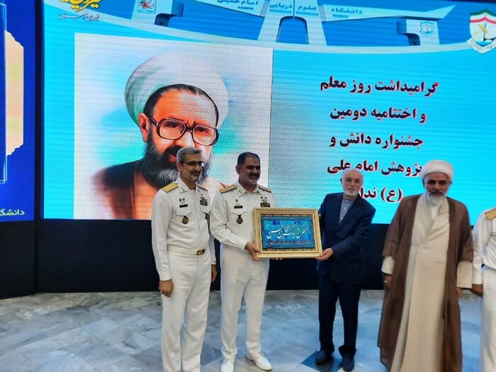 دریادار ایرانی: پرچم مقدس ایران باید در همه جای جهان به اهتزاز درآید