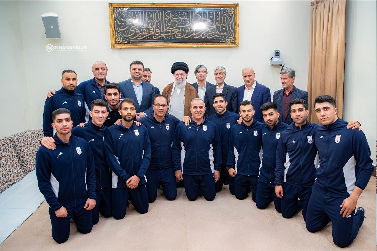 قائد الثورة الاسلامية يستقبل المنتخب الوطني لكرة الصالات قائد الثورة الاسلامية يستقبل المنتخب الوطني لكرة الصالات