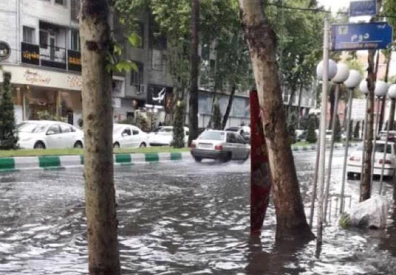 بارش باران در رشت سبب آبگرفتگی تعدادی از منازل شد