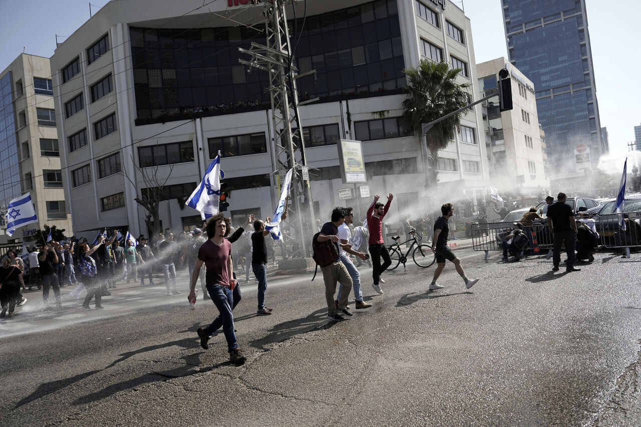 Familias de prisioneros sionistas se enfrentan con policías en Tel Aviv