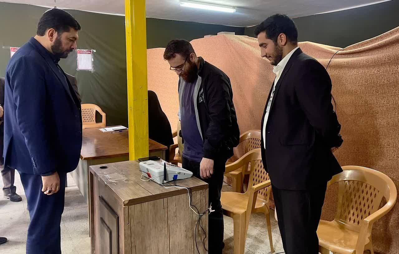 فرماندار شمیرانات با حضور در کهف الشهدا حضور خود در پای صندوق رای را ثبت کرد