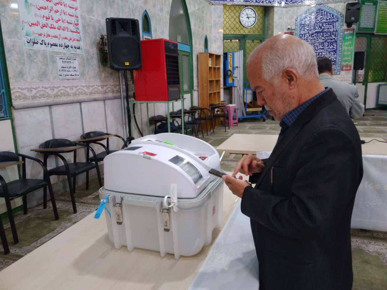 فیلم/رای دهندگان درحرم عبدالعظیم حضور خود را بیعت بارهبری و پاسداشت خون شهدا خواندند