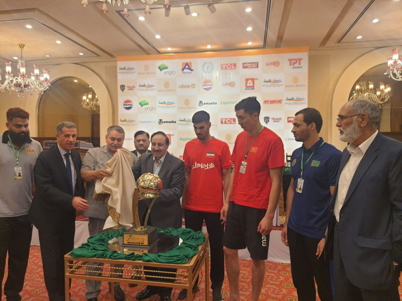 رونمایی از کاپ مسابقات لیگ ملت‌های آسیای مرکزی با حضور کاپیتان تیم‌های حاضر در اسلام‌آباد