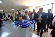 فیلم | امام جمعه و استاندار زنجان رای خود را به صندوق انداختند