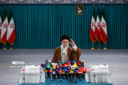 El Ayatolá Jamenei emite su voto en la segunda vuelta de las elecciones parlamentarias