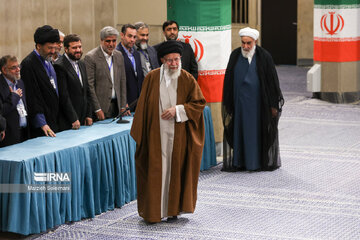 El Ayatolá Jamenei emite su voto en la segunda ronda de las elecciones parlamentarias