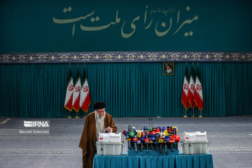 El Ayatolá Jamenei emite su voto en la segunda ronda de las elecciones parlamentarias