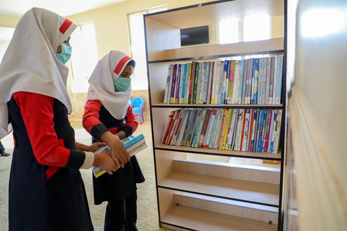 مدارس محلات کم برخوردار ارومیه میزبان طرح هر کلاس یک قفسه کتاب شدند