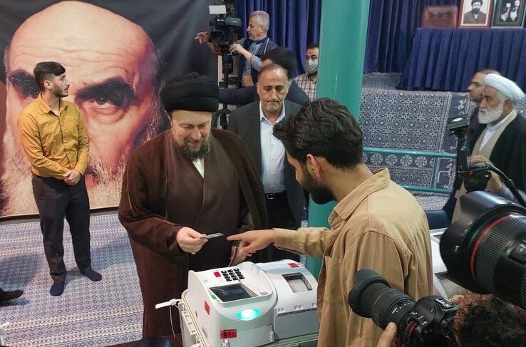 حجت‌الاسلام حسن خمینی رای خود را در صندوق الکترونیکی ثبت کرد