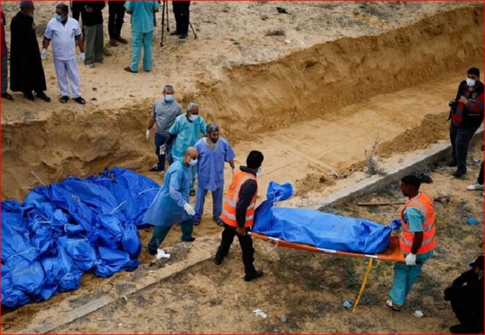 غزہ میں الشفا میڈیکل کمپلیکس میں 3 دیگر اجتماعی قبروں سے 80 لاشیں دریافت