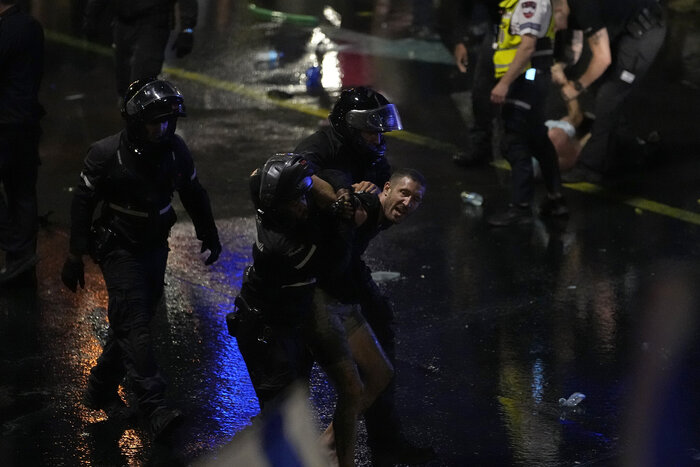 Tel Aviv'deki gösteriler yeniden şiddete dönüştü; Polisler, Bibi'yi protesto edenlere saldırdı