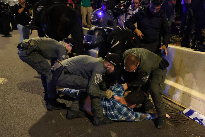 تظاهرات در تل آویو باز هم به خشونت کشیده شد؛ حمله پلیس به معترضان بی بی + فیلم