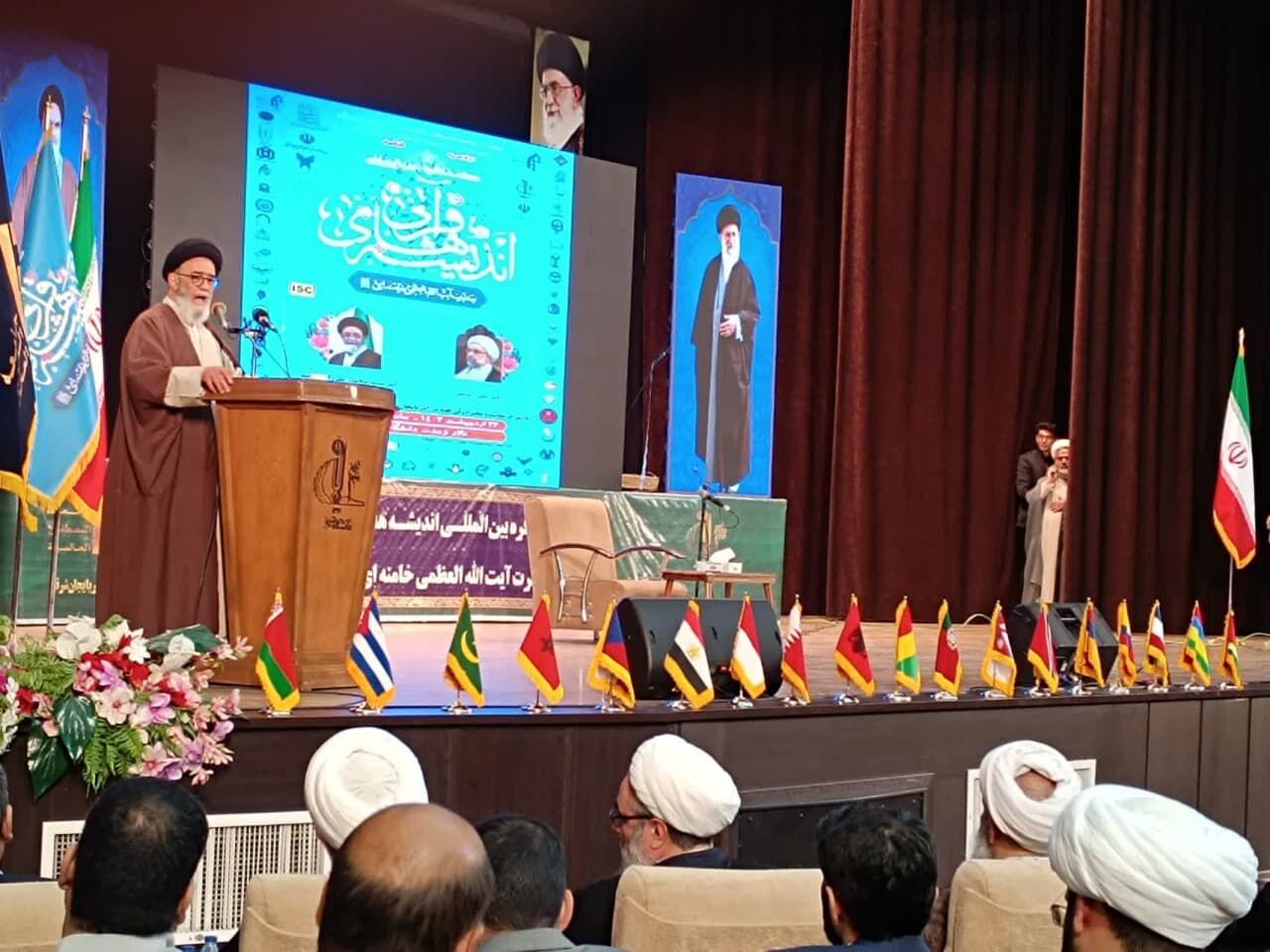 سیره و اندیشه امامین انقلاب برگرفته از قرآن است سیره و اندیشه امامین انقلاب برگرفته از قرآن است