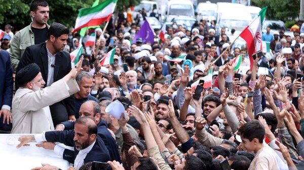 رئیس جمهور: رهنمودهای مراجع و علما را چراغ راه دولت مردمی میدانیم / قدردان مردم هستیم