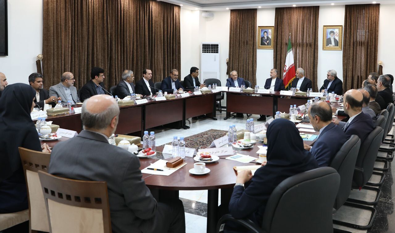 أمير عبد اللهيان يؤكد على تقديم خطط موجهة نحو برامج لتوسيع العلاقات الإيرانية الباكستانية