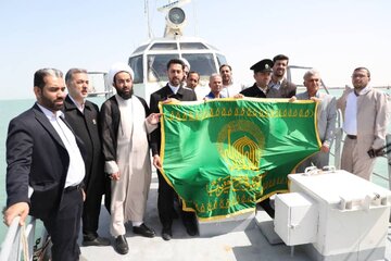 بوسه ارادت دریانوردان بوشهری بر پرچم رضوی