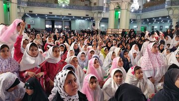 اجتماع ۲ هزار نفری دختران شهرری در آستان حضرت عبدالعظیم(ع) +فیلم