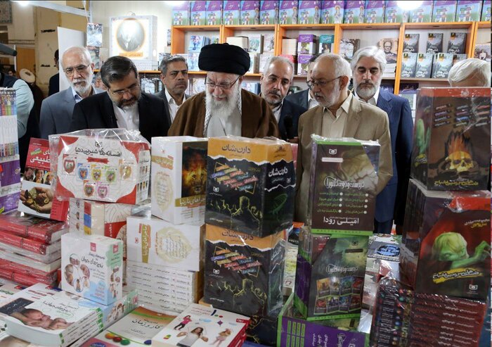 قائد الثورة الإسلامية يزور معرض طهران الدولي الـ 35 للكتاب