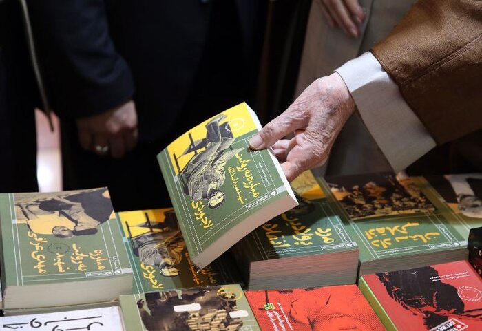 قائد الثورة يحذر من استبدال مطالعة الكتب بالفضاء الافتراضي