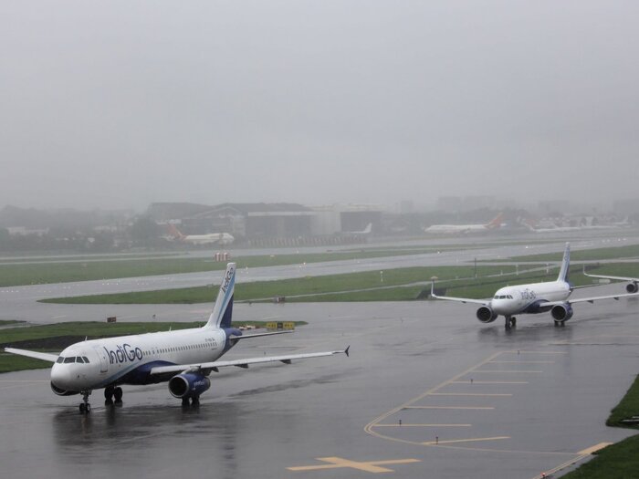 باران شدید، پروازهای فرودگاه بمبئی هند را مختل کرد