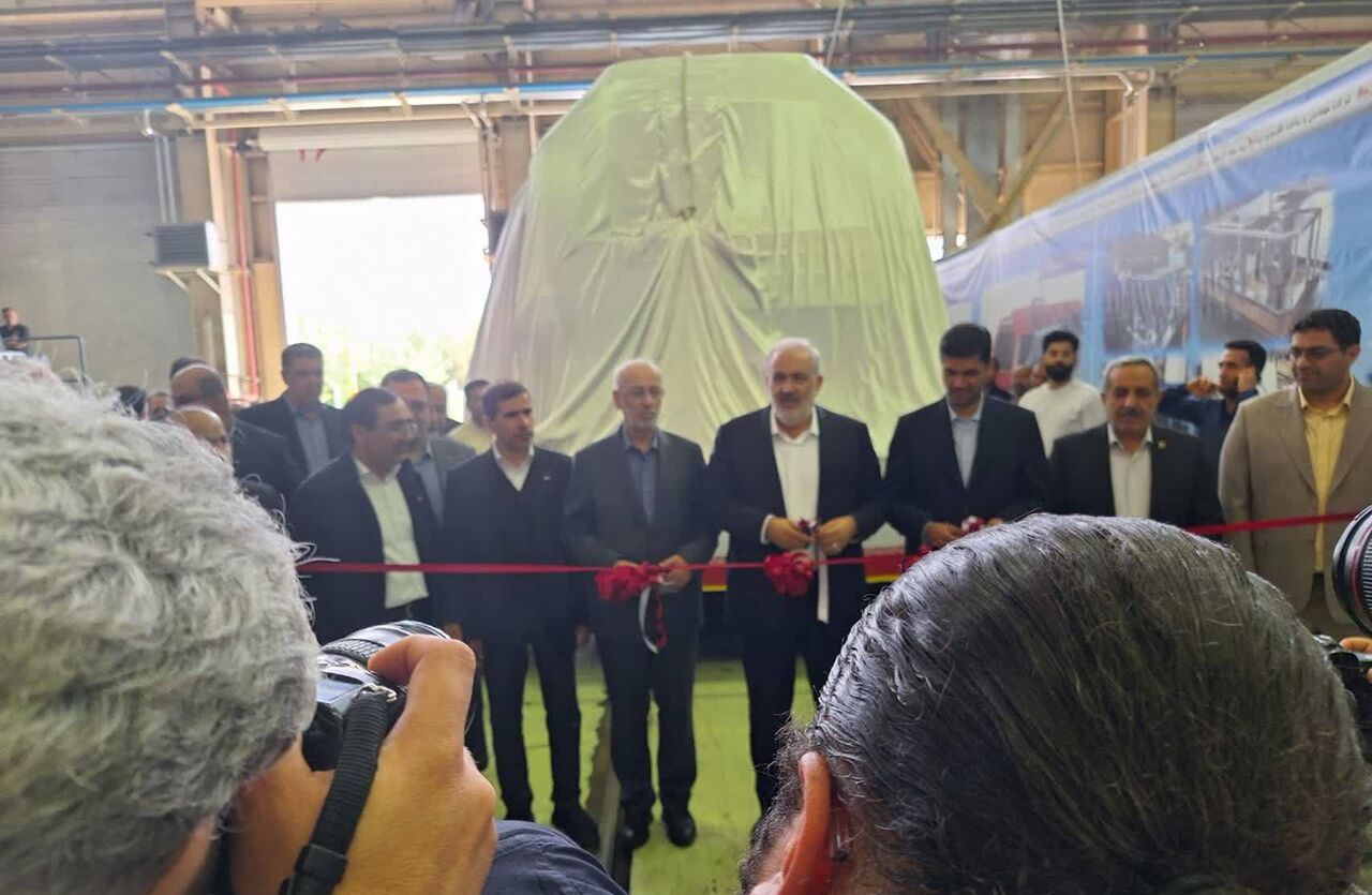 工、矿、贸易部长出席在厄尔布尔士举行的伊朗机车柴油发动机揭幕仪式
