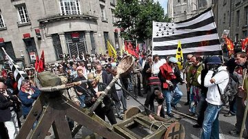 France-Quimper : la catapulte des manifestants contre les politiques sanitaires du régime français