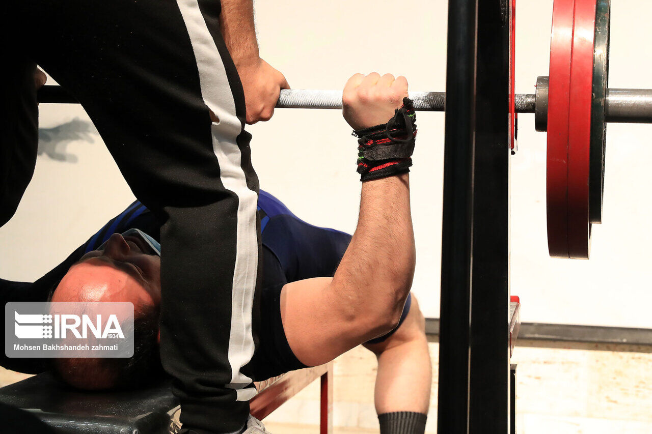 آغاز مسابقات قهرمانی آزاد پرس سینه کلاسیک کارگران کشور در اراک